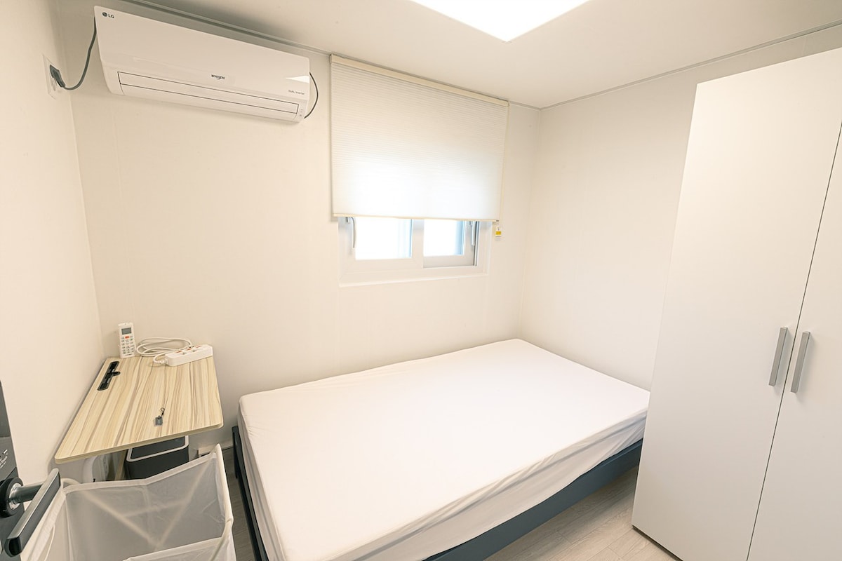 Room D:    개인침실& 지하철5분-Seoul St. 모던하우스(업무&공부)