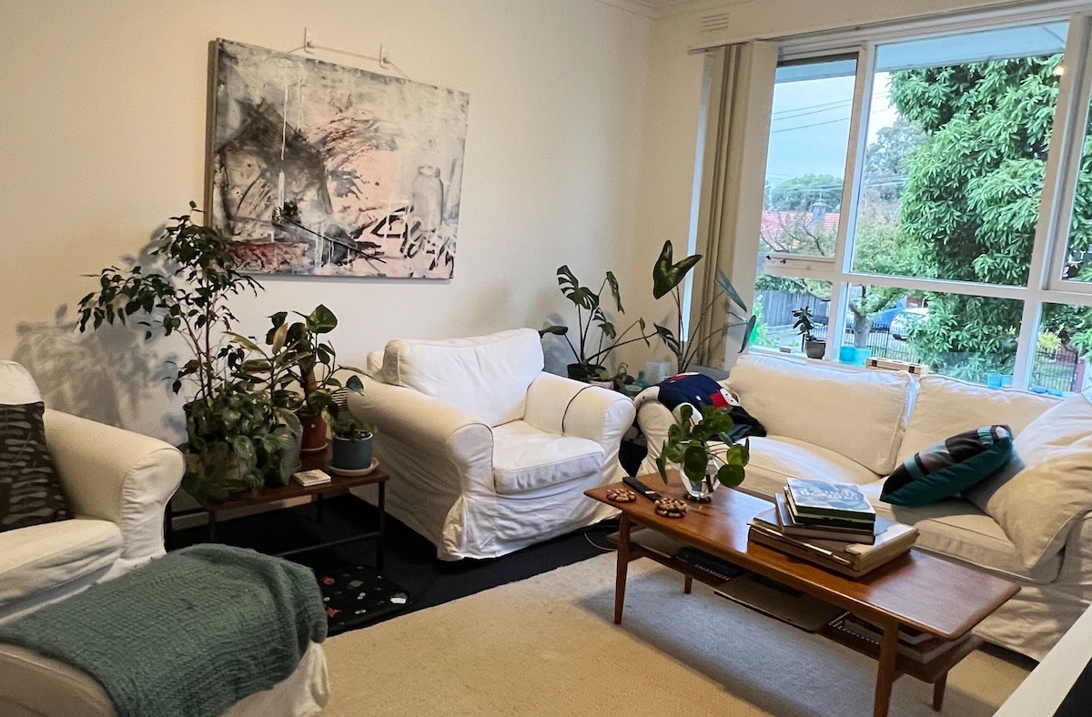 Cosy, Comfortable, and Convenient in Caulfield