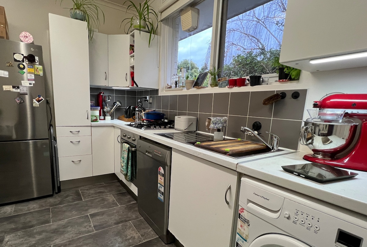 Cosy, Comfortable, and Convenient in Caulfield