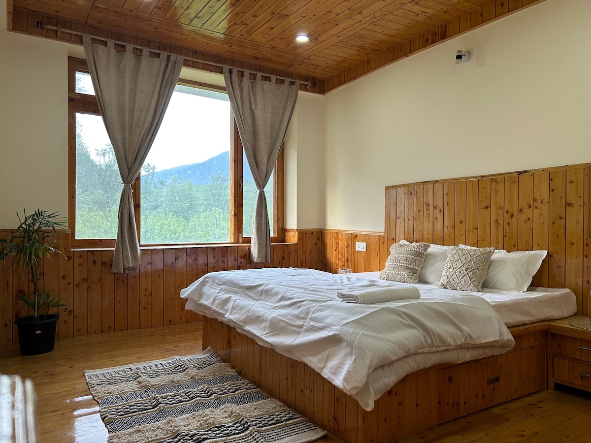 Boutique Room with Mountain View in Manali