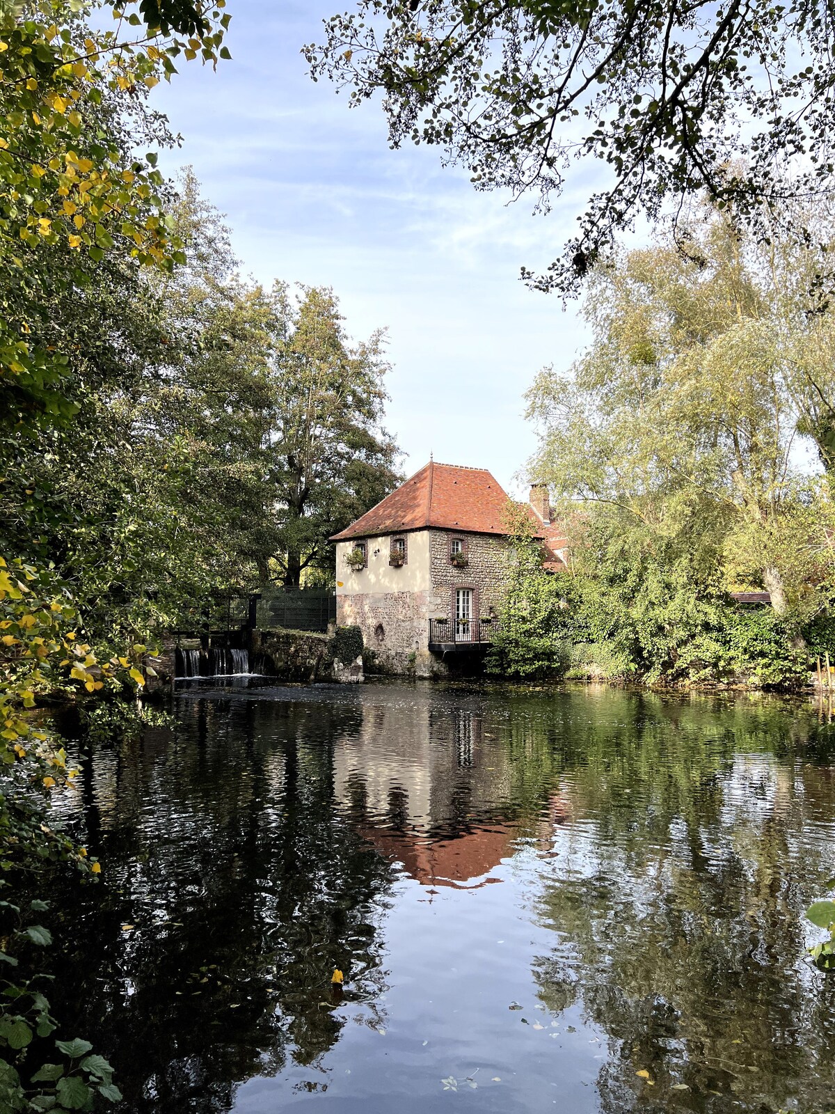 Maison atypique au bord de l'eau