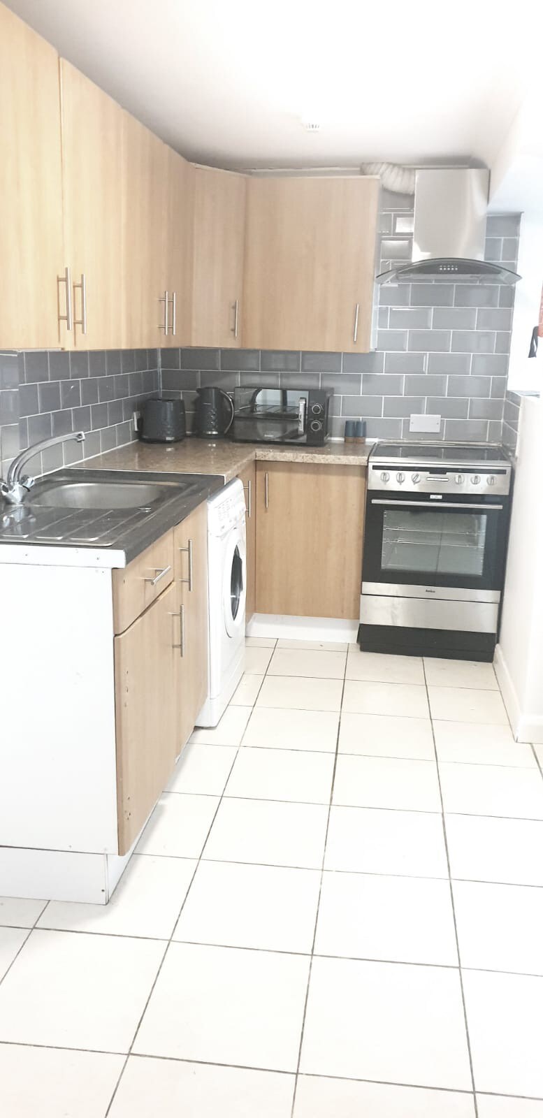 1 Bedroom Flat 2 Min Walk to Station & Town Centre