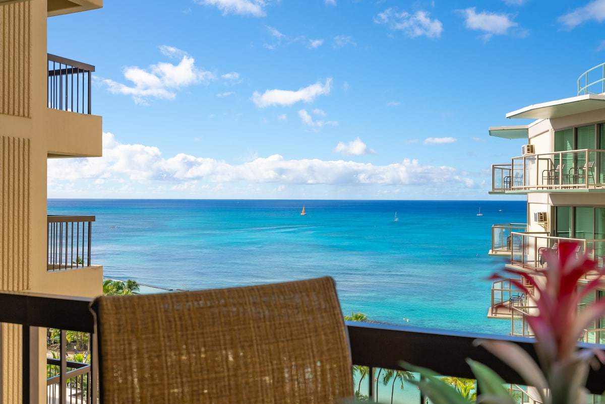 Steps to Waikiki Beach-Ocean View-Free Parking