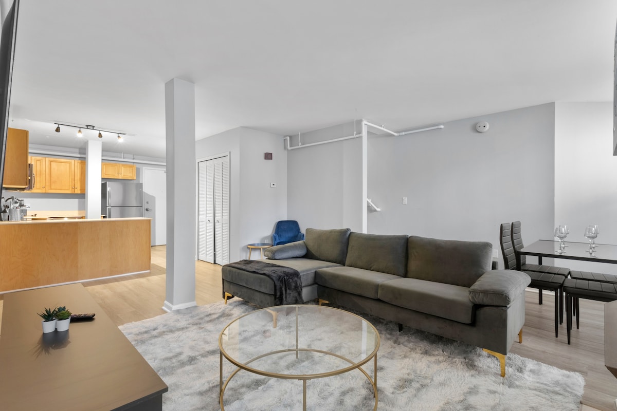 Downtown | King Bed | Loft | Gym + Sauna + Parking