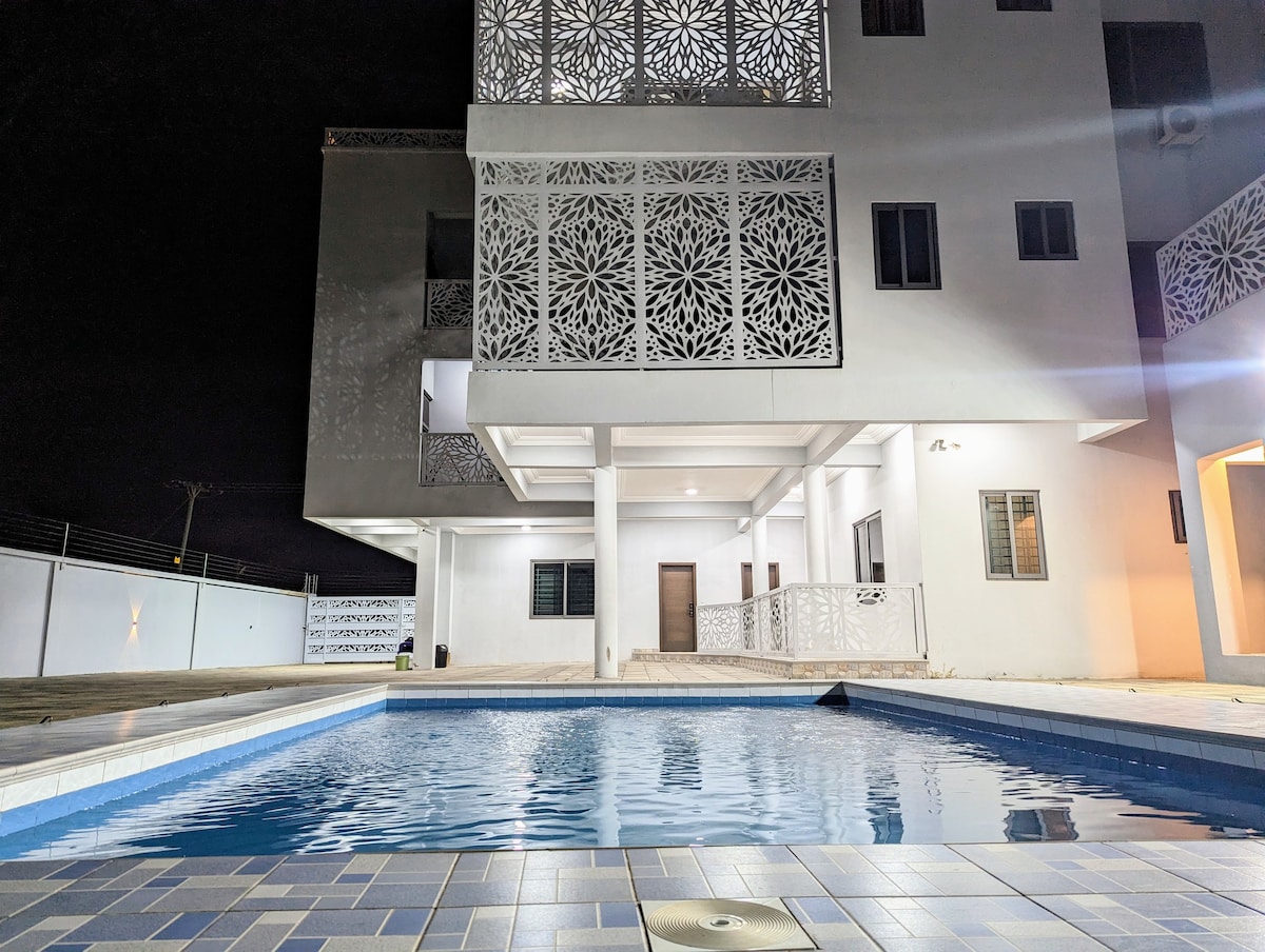 豪华酒店式公寓，带泳池@ Adjiringanor