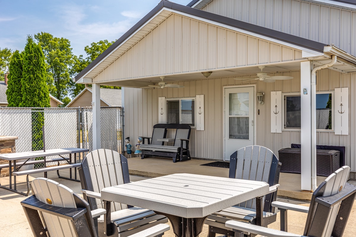 County Cottage w/ Hot Tub - 5 Min from Lake