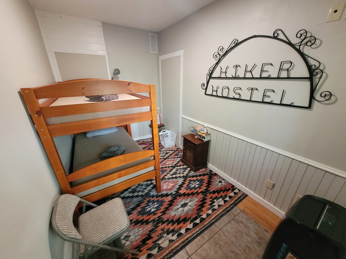 Barefoot Hills- Private Bunk Room w/ 2 Beds