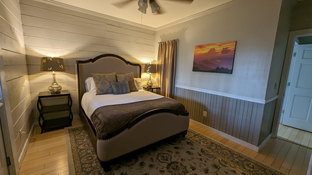Barefoot Hills- Standard Guest Room on Main Level