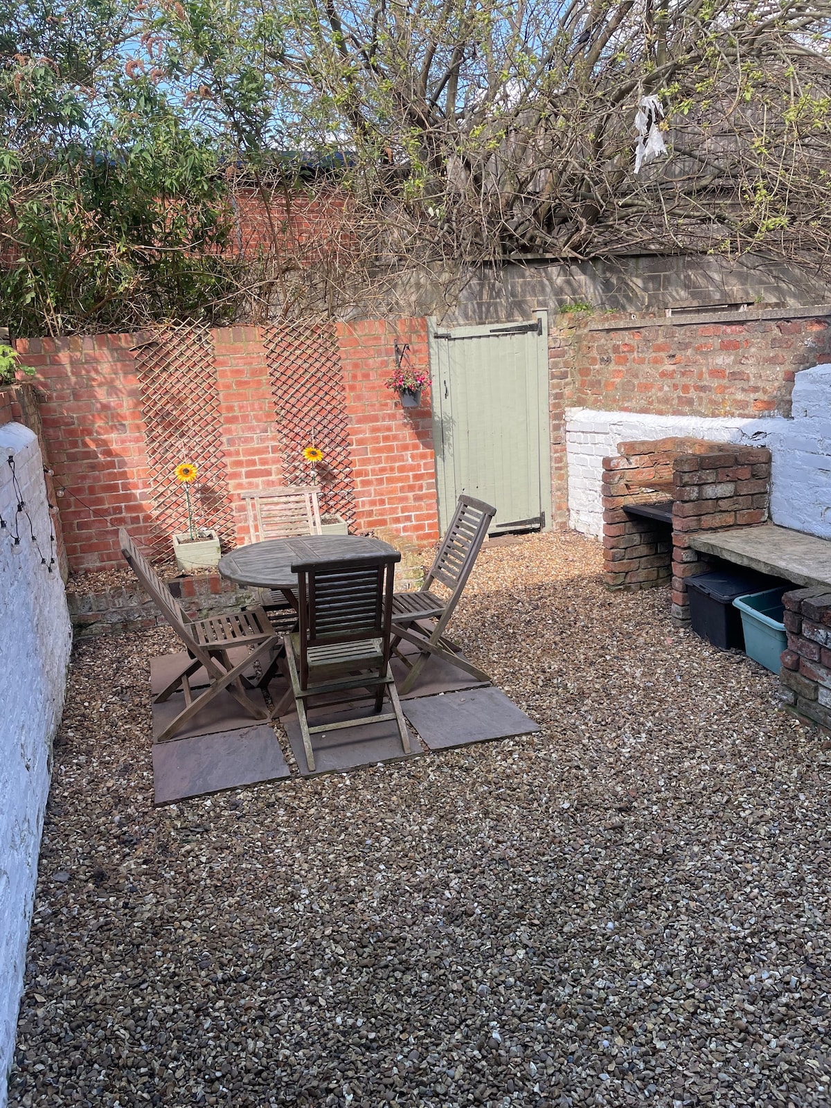 Cosy 2 bed terrace, within 10 mins to centre