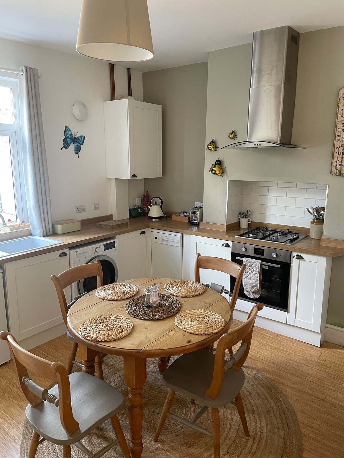 Cosy 2 bed terrace, within 10 mins to centre