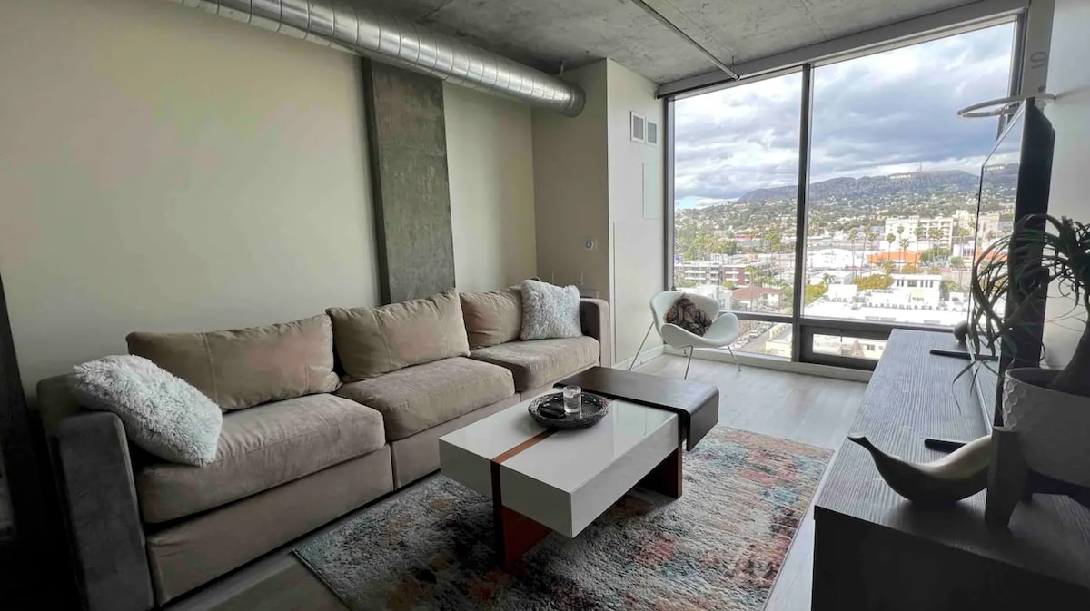 Luxury 1 bd Apt + The Hollywood Sign + Heated Pool