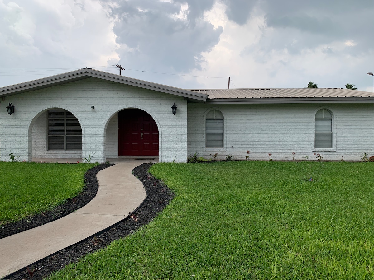 The Red Door - 4 Bd 2 Ba Home