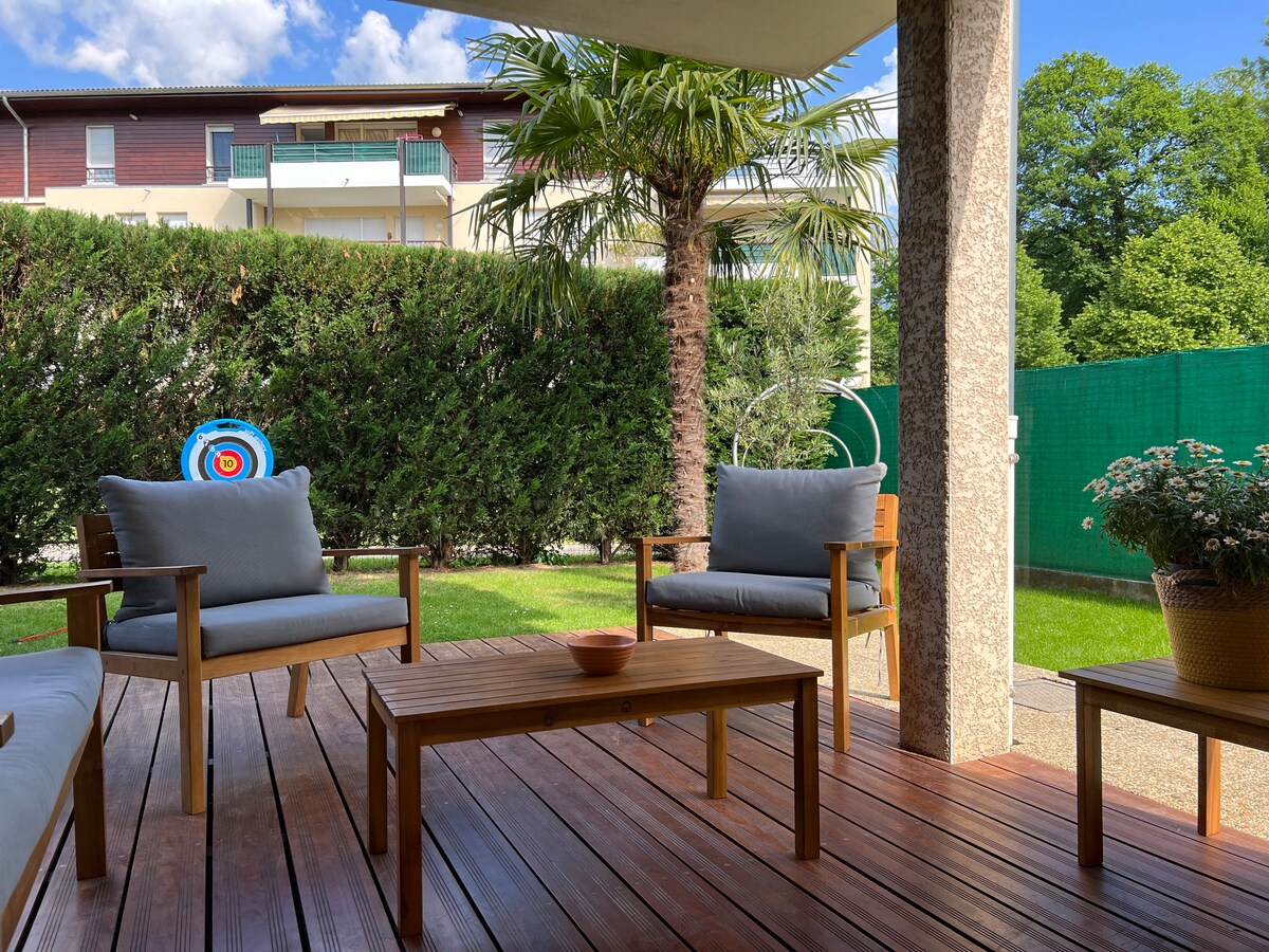 Maison avec terrasse en bois et beau jardin !