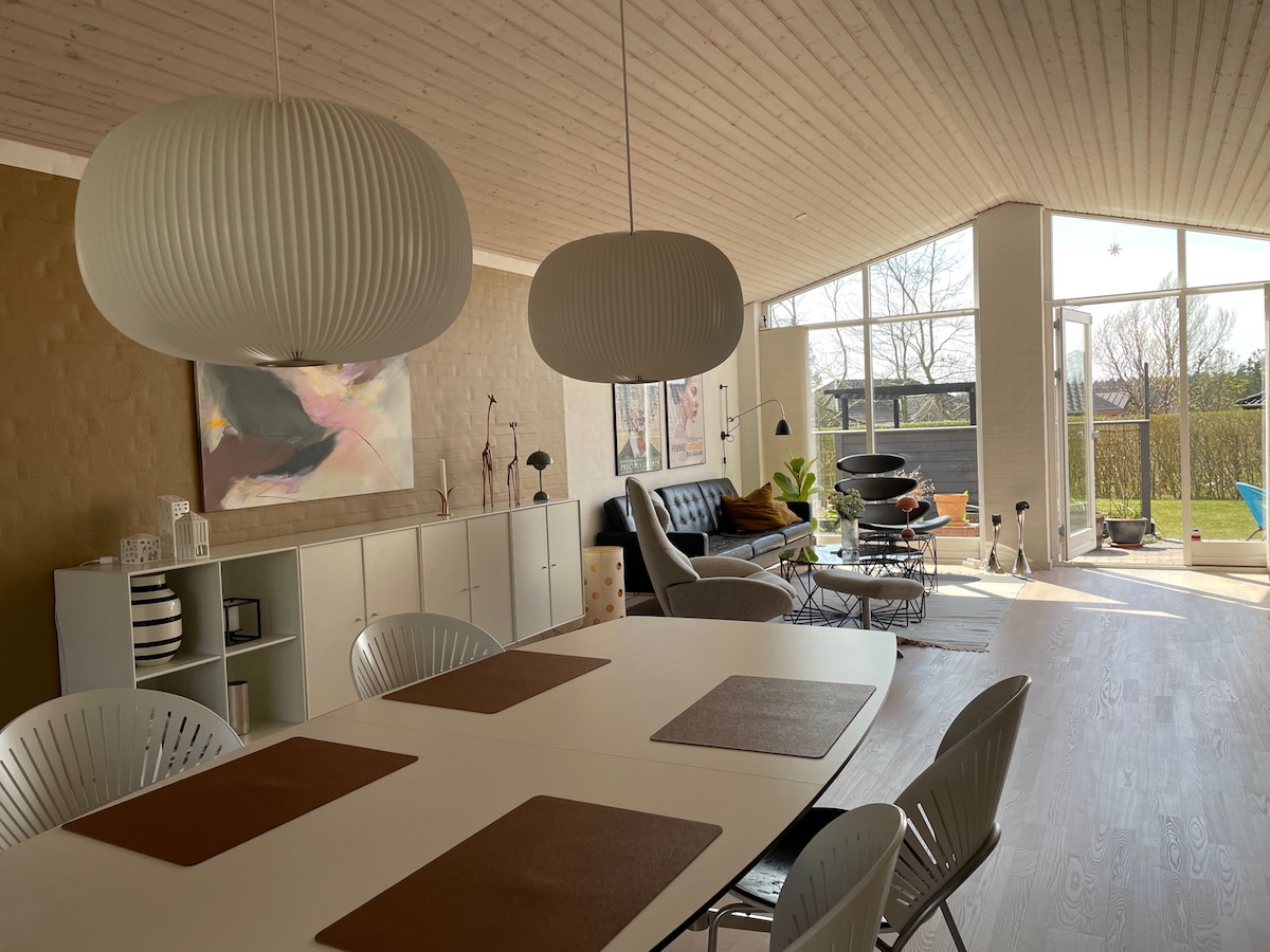 Moderne villa med udsigt til lyngbakkerne