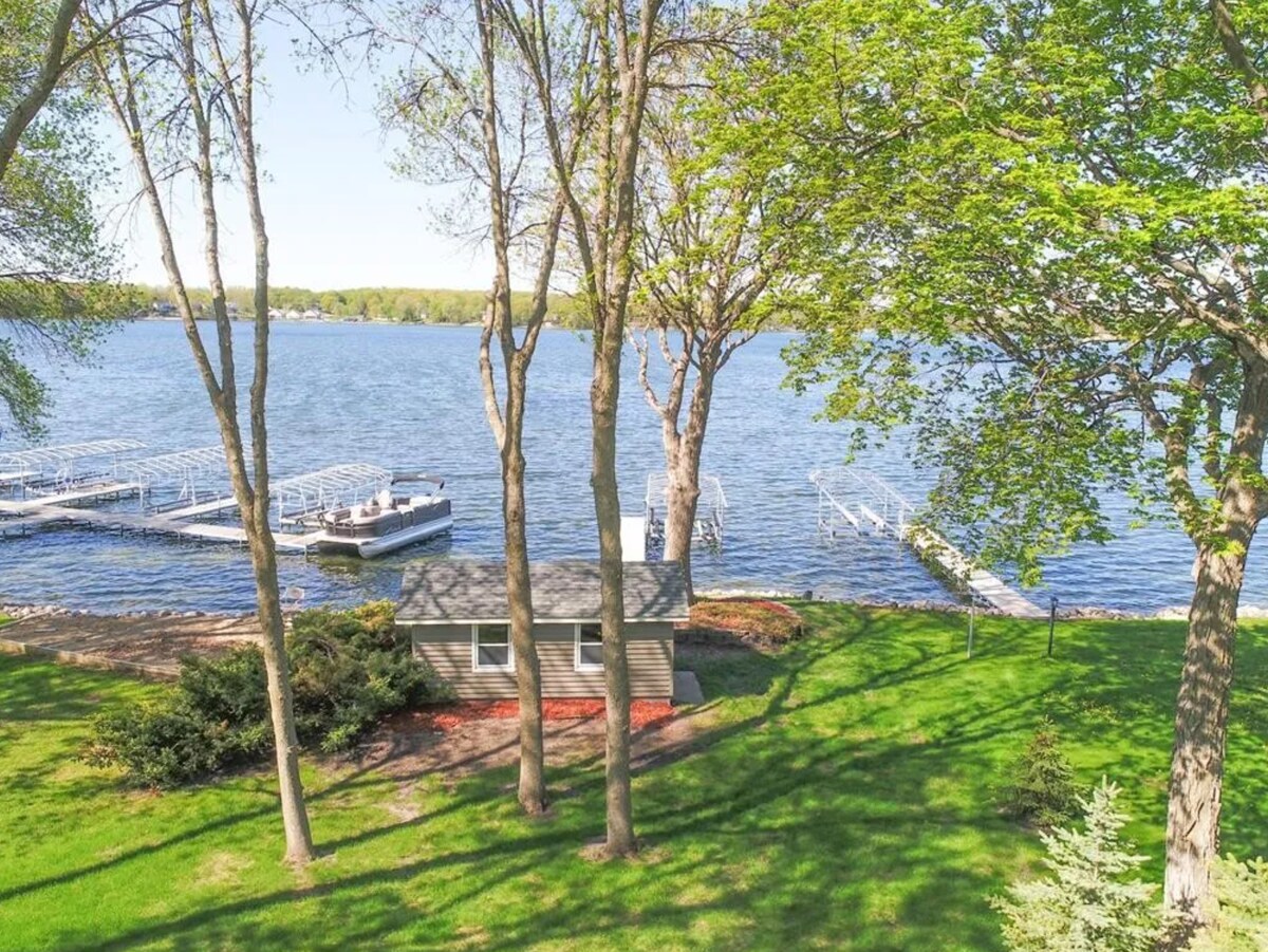 Immerse in Luxury: Grand 5BR Lakefront Haven Views