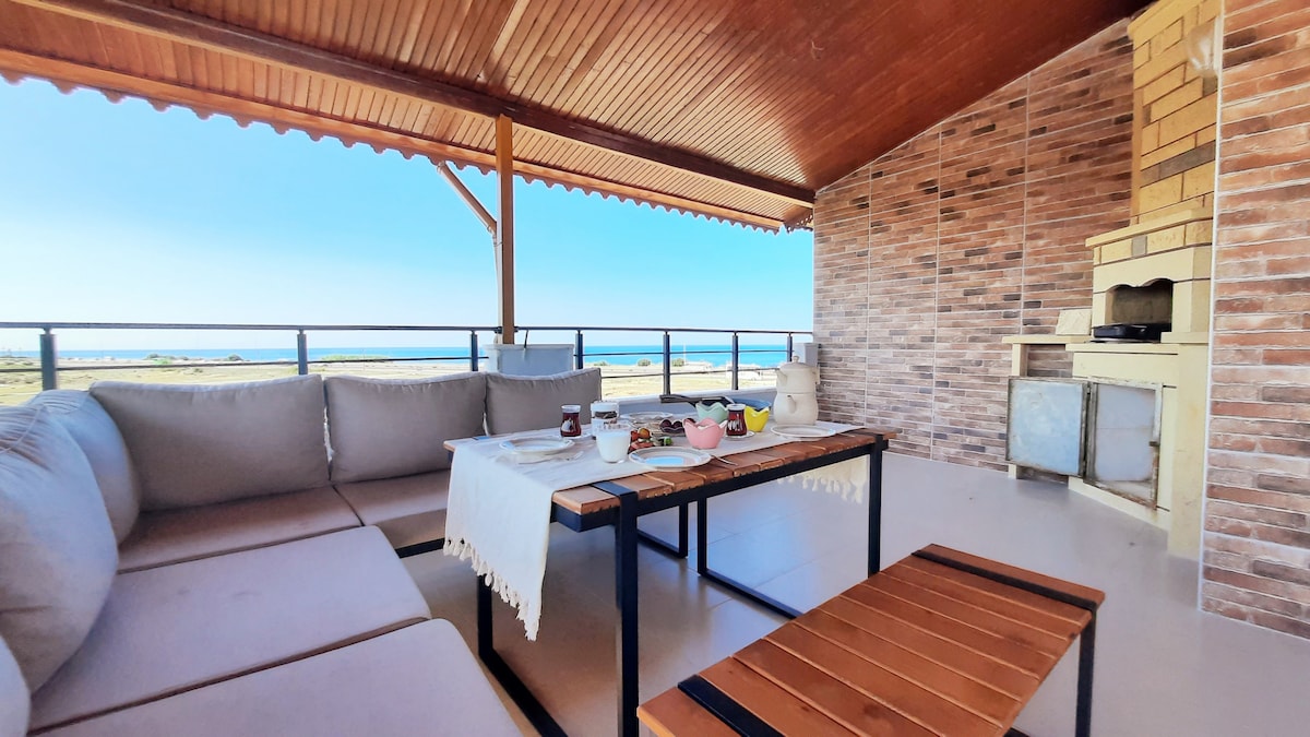 Sunny beachfront house for a perfect family vac