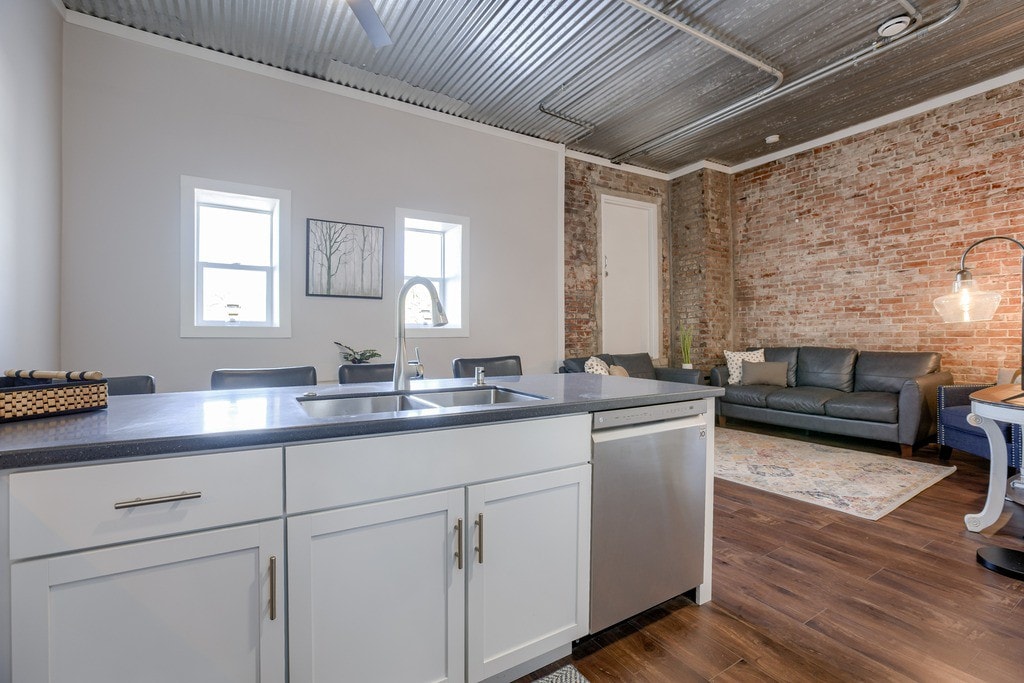 Beautiful  Downtown Apartment Above Music Venue!