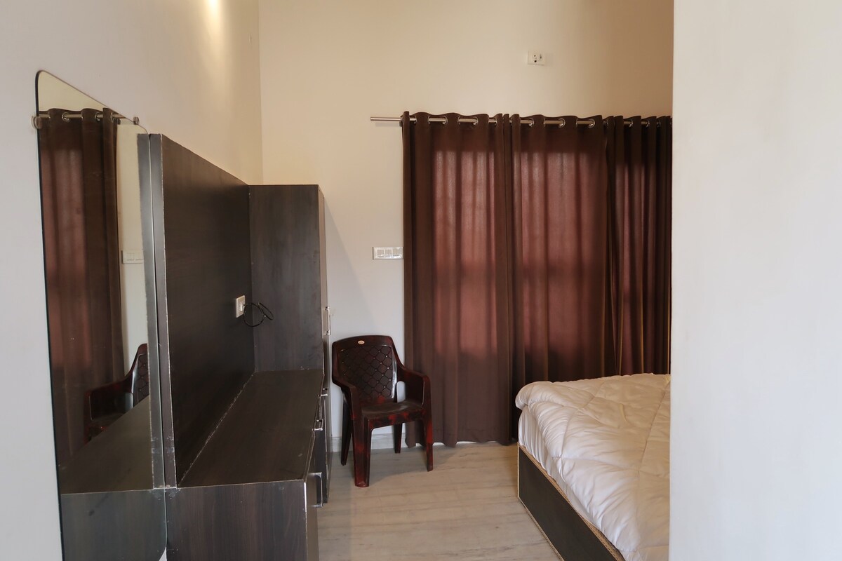 Room central near temples, Aarambh Residency