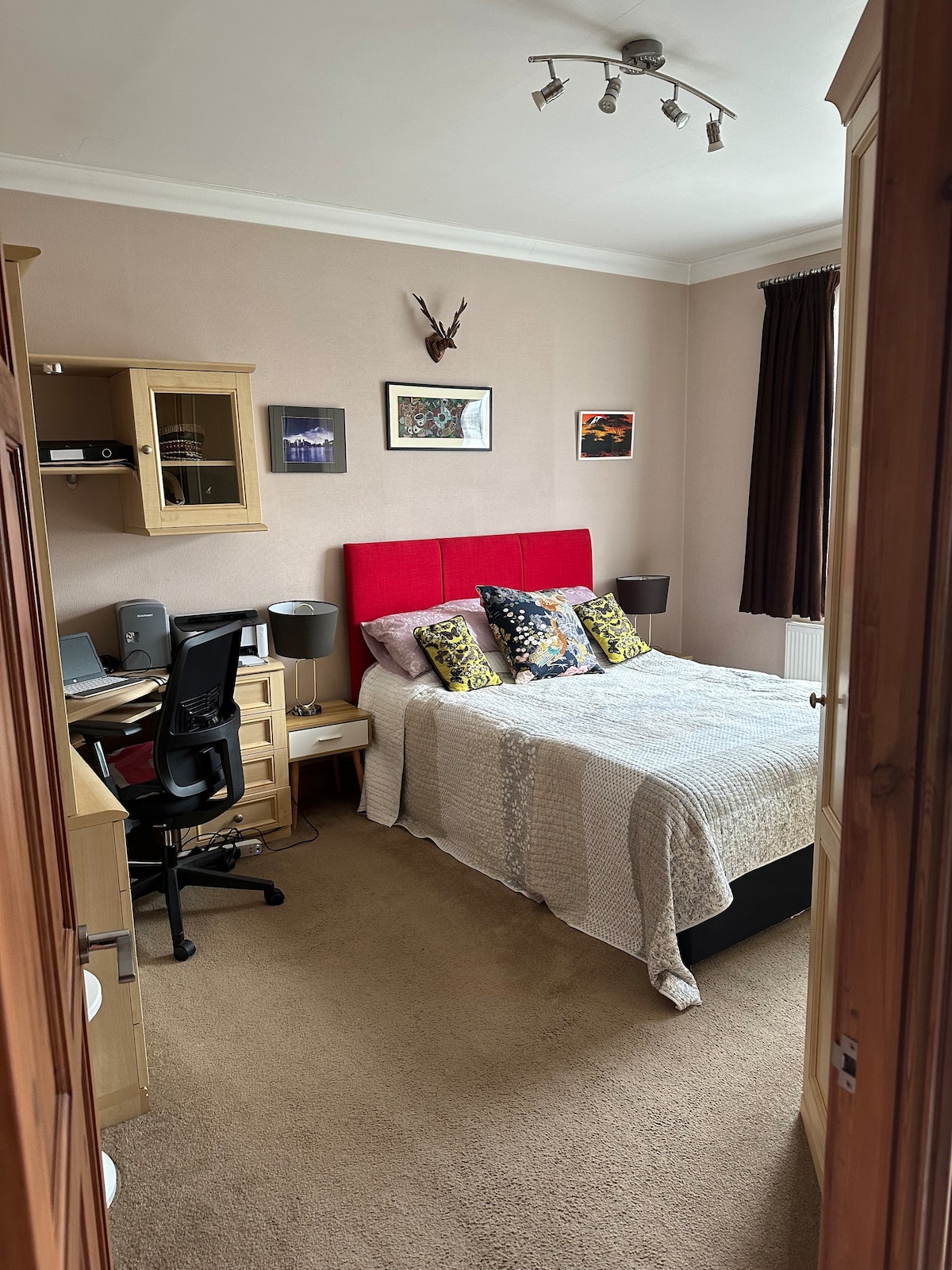 Spacious Double Room, East London, near A406