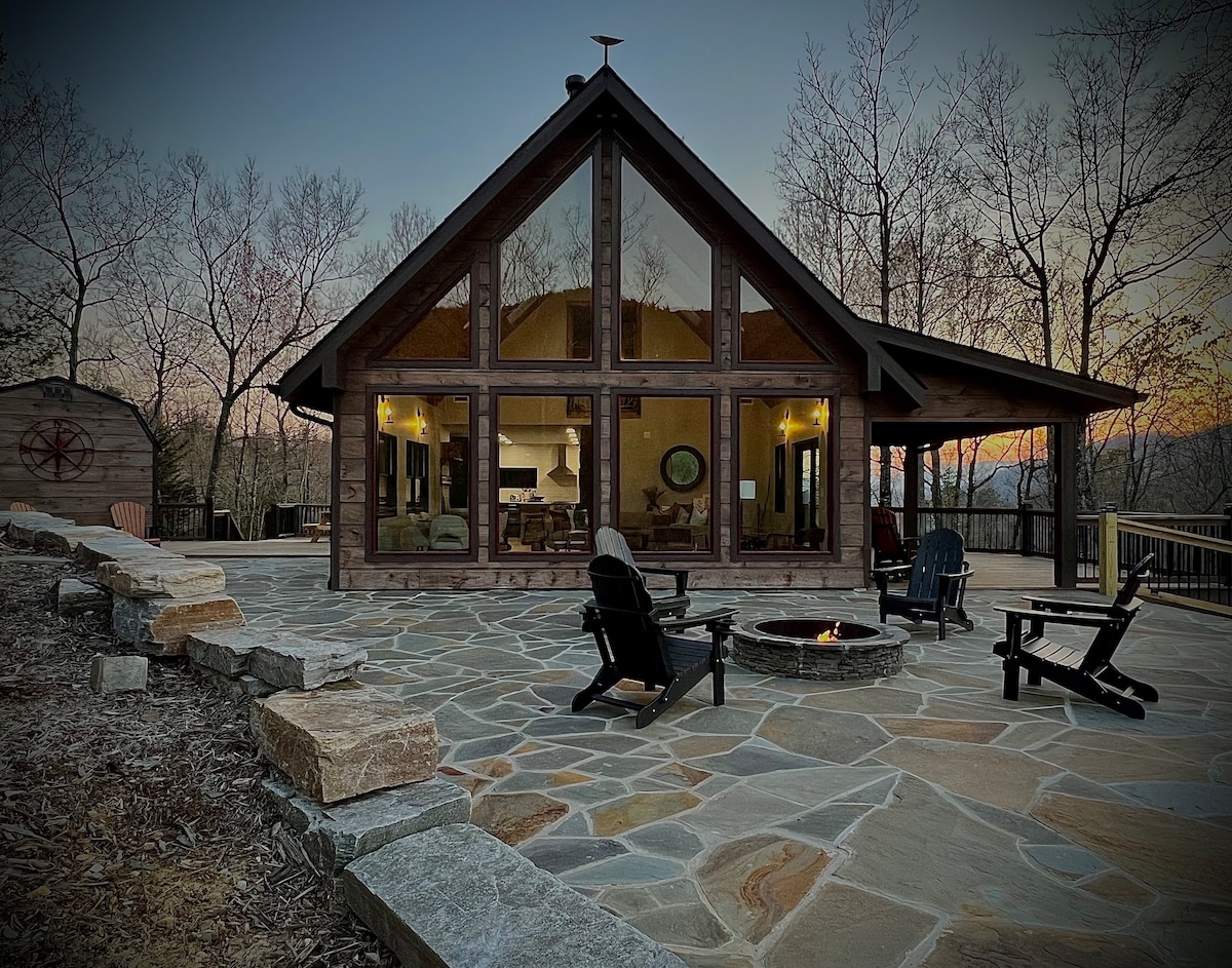 Seasonal Waterfall View, EV Charger, Dog Friendly!