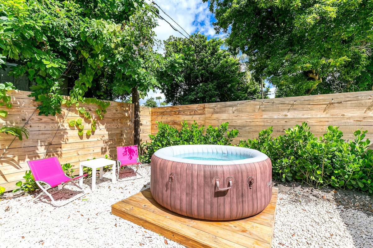 Retro Romantic Private Hot Tub Getaway