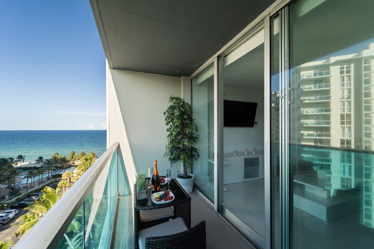 Hollywood Beachfront Condo with pool,gym&game room