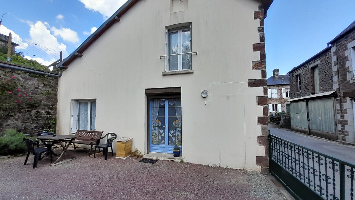 Chez Pauline, Gavray. House with Wi-Fi & garage.