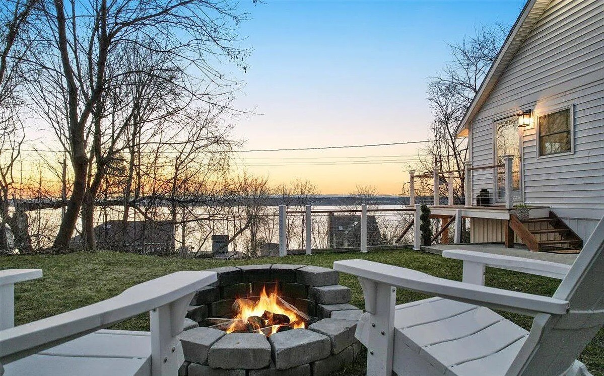 House on the Lake with High-End Comforts