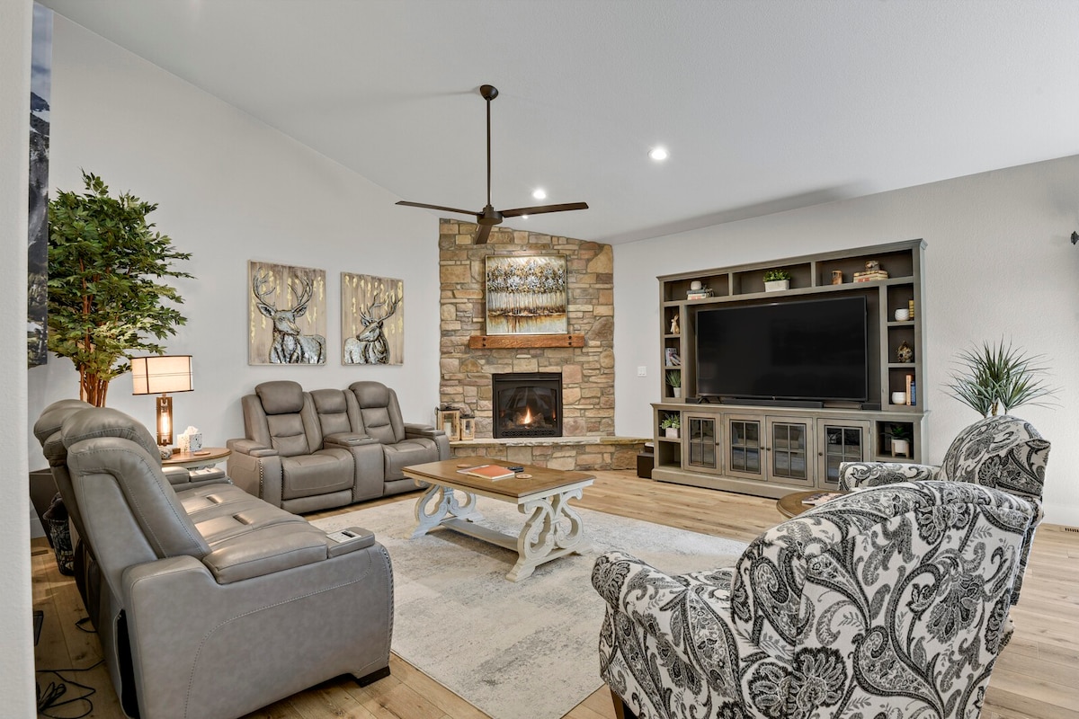 Game Room, Hot Tub, Fireplace