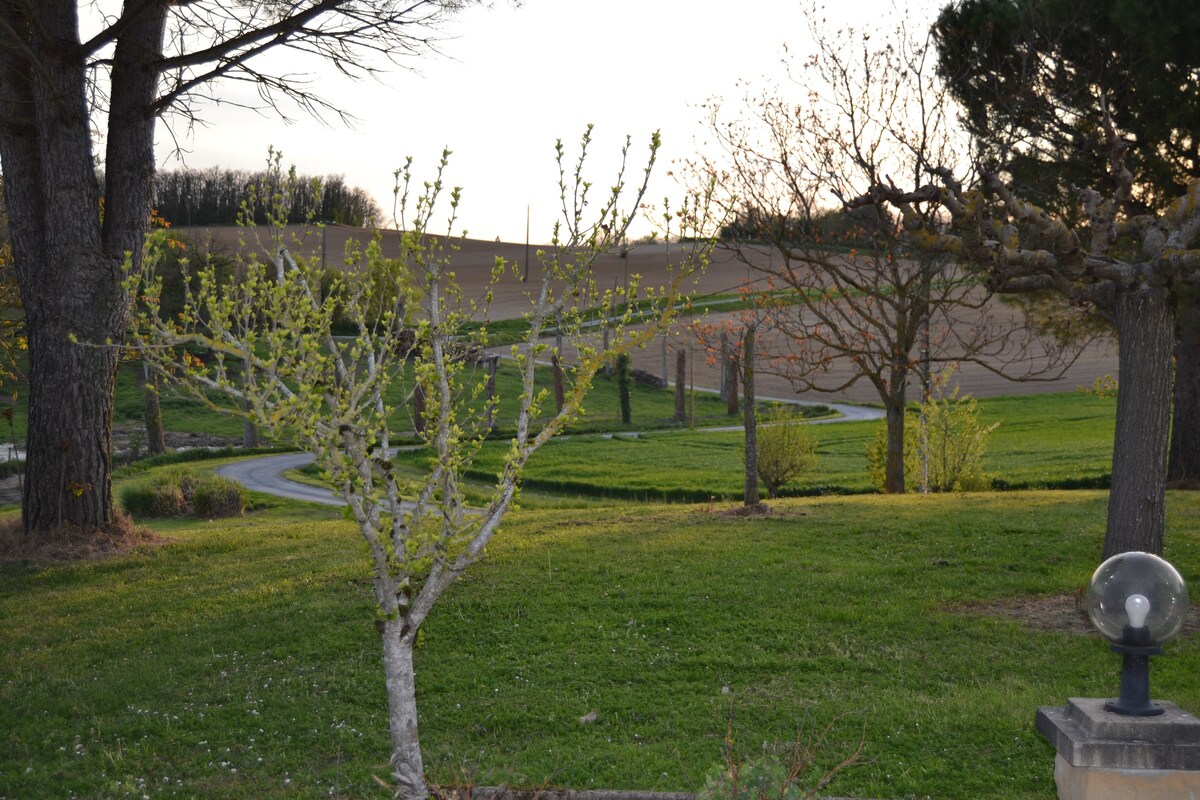 Gîte à la campagne avec piscine couverte.