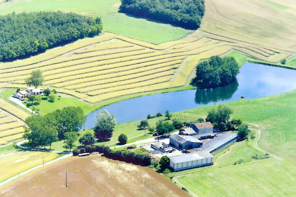 Gîte à la campagne avec piscine couverte.