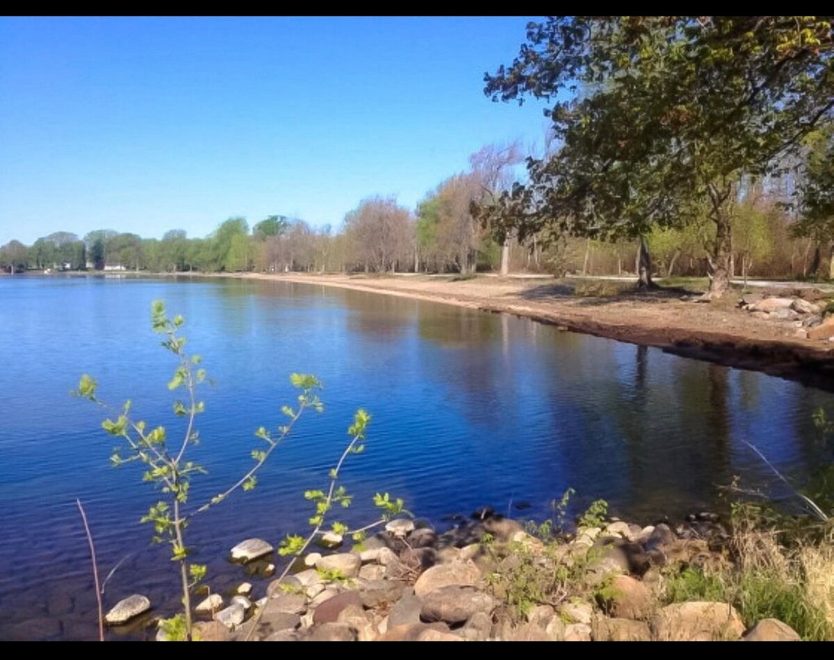 Bright 3 Bedroom Lake Cottage