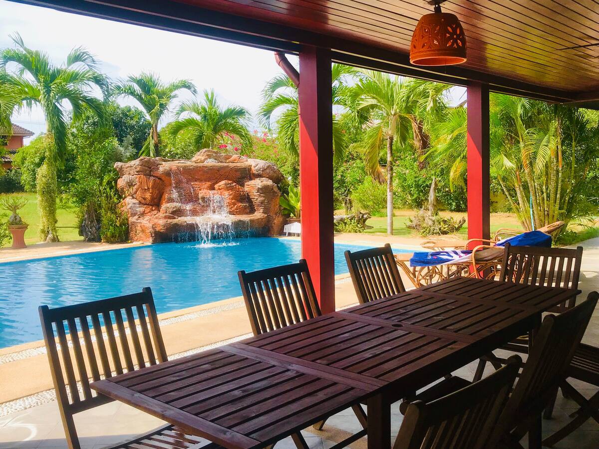 Huge 5BDR pool villa with jacuzzi, karaoke and BBQ