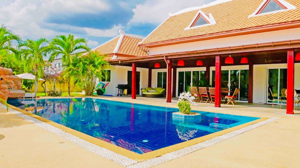 Huge 5BDR pool villa with jacuzzi, karaoke and BBQ