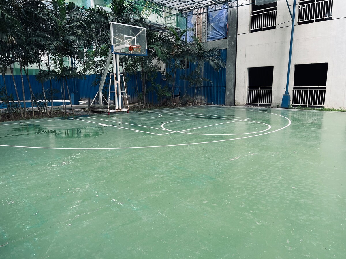 Cozy Apartment w/ Pool & Basketball court