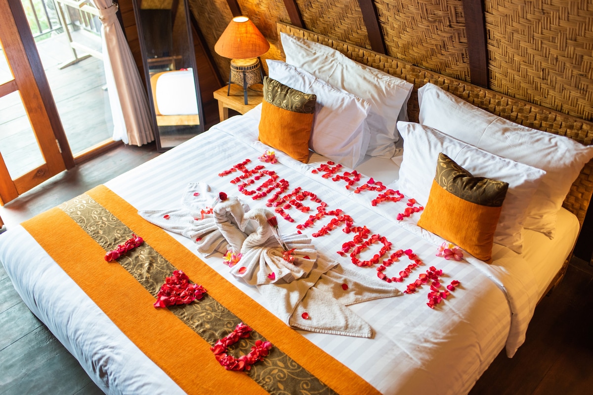 Free Standard Honeymoon Decor in Pool View Room