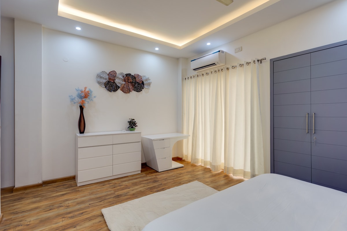 Luxurious Service Apartment with Balcony-Gurgaon