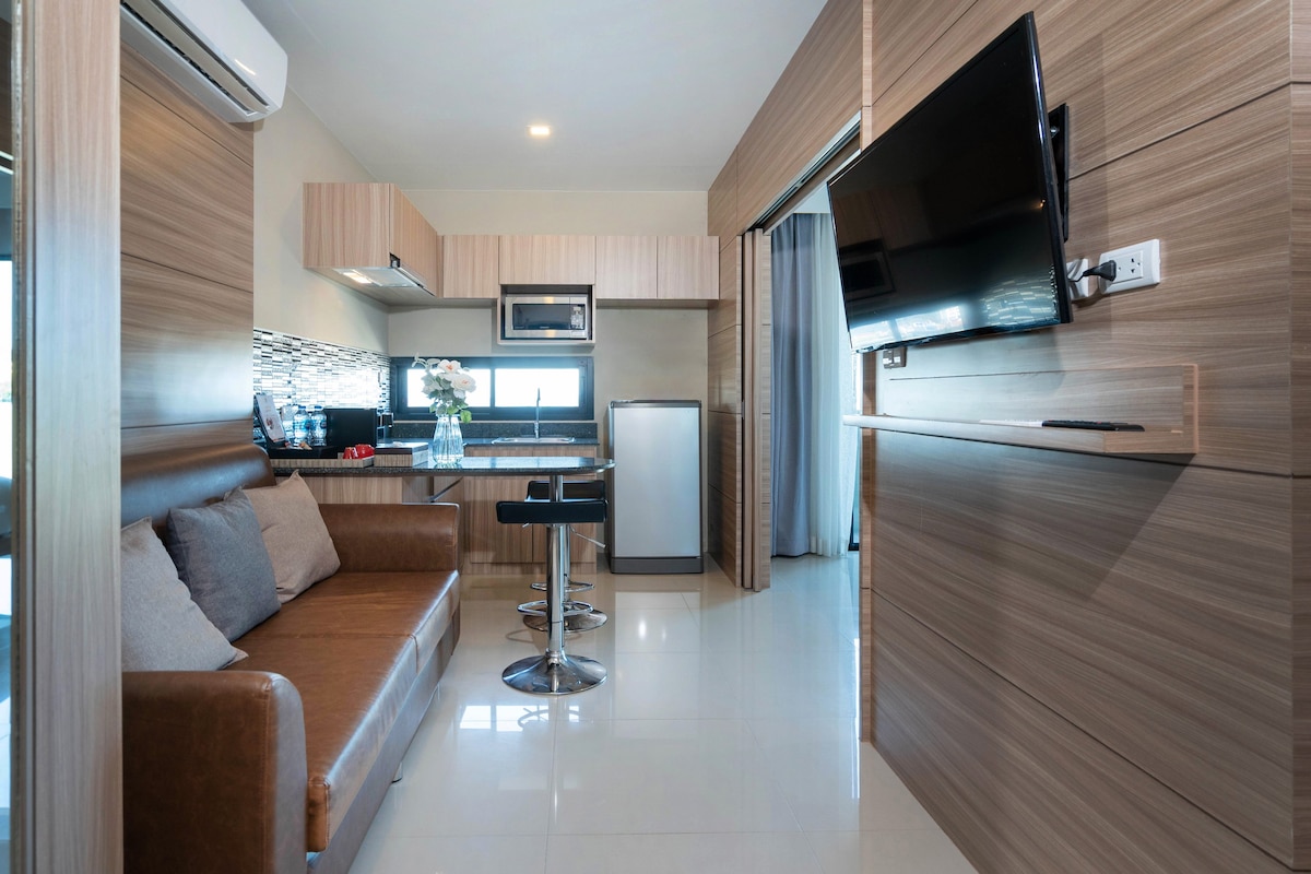 Grand Deluxe Room - Balcony & Kitchenette - Patong