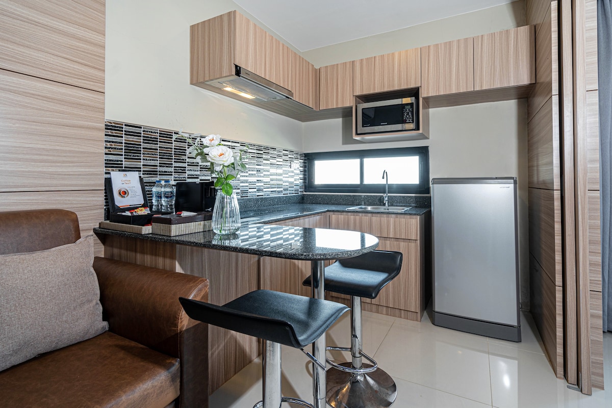 Grand Deluxe Room - Balcony & Kitchenette - Patong