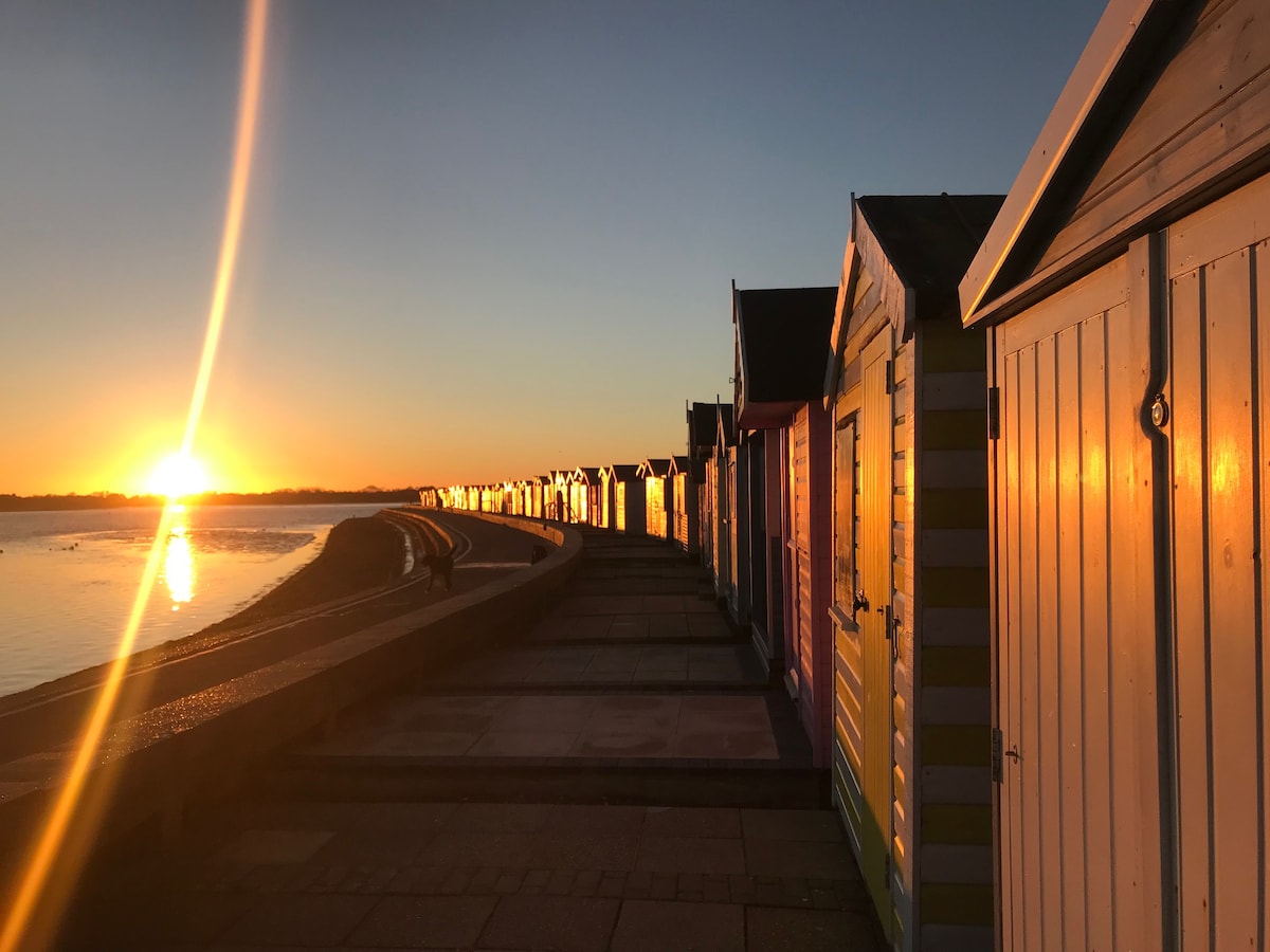 Harbour Walk, cosy seaside home