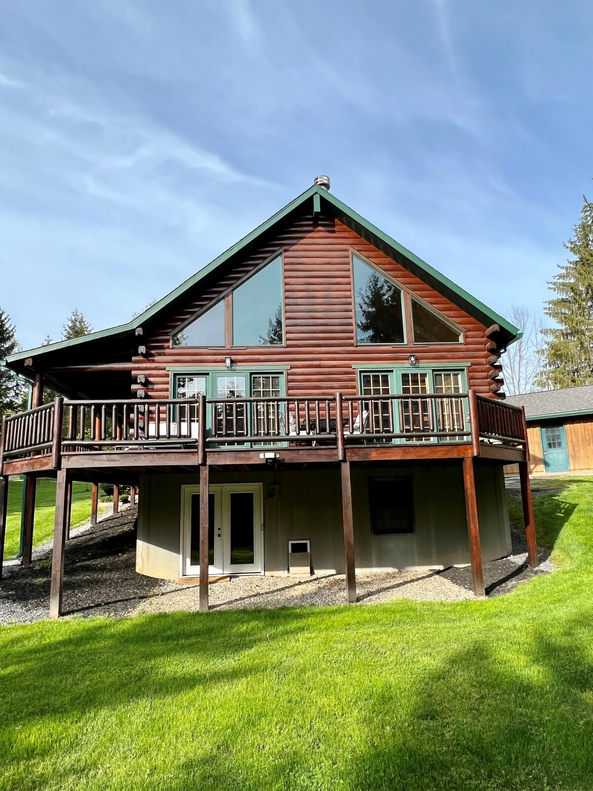 Tall Pines Log Home in The Glen