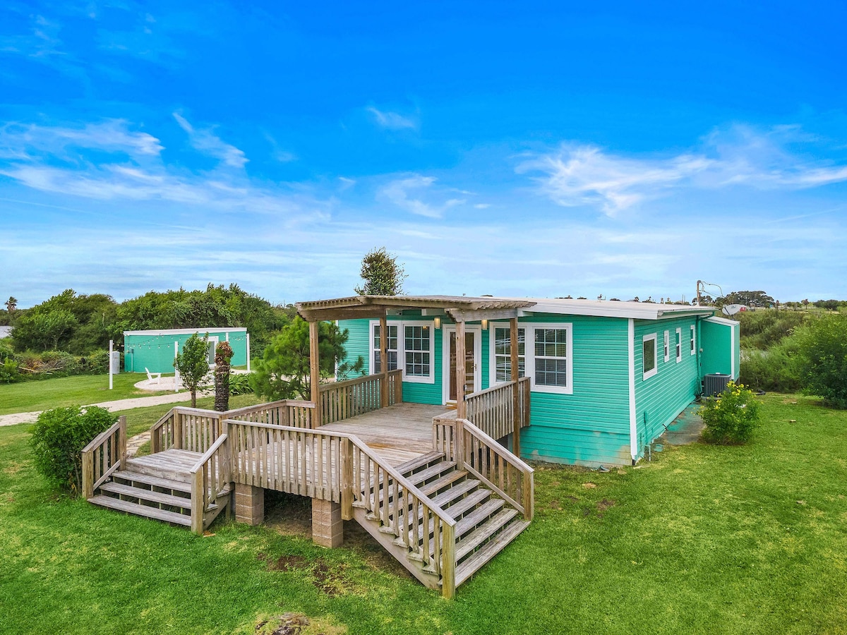 Cozy and secluded twin bungalows, close to beach