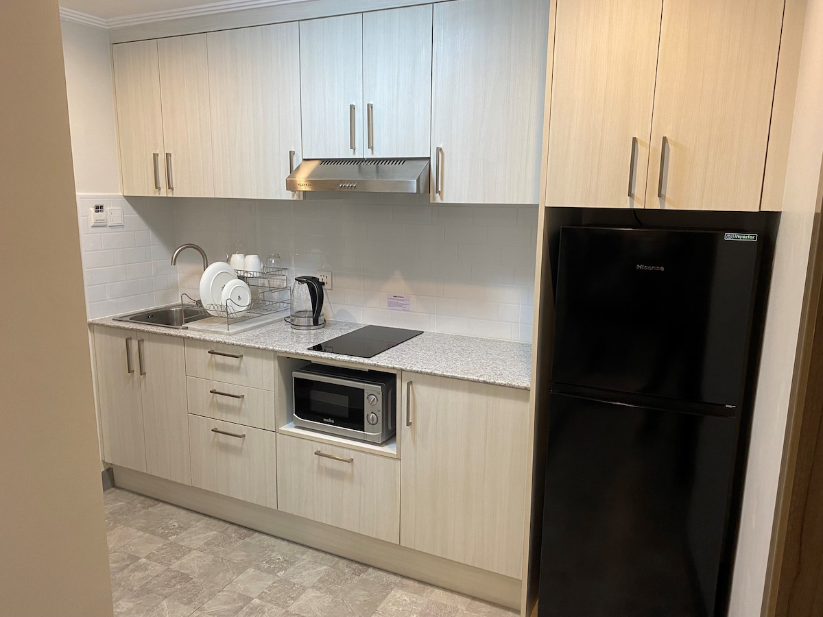 2-523 Balcony, 55” 4K TV, Galley Kitchen, King Bed