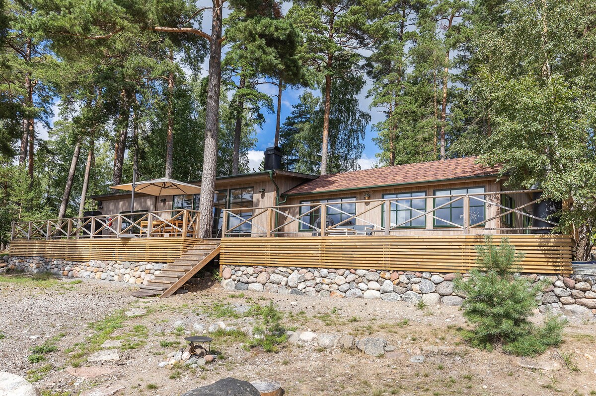 Hus vid stranden 45 minuter från Stockholm