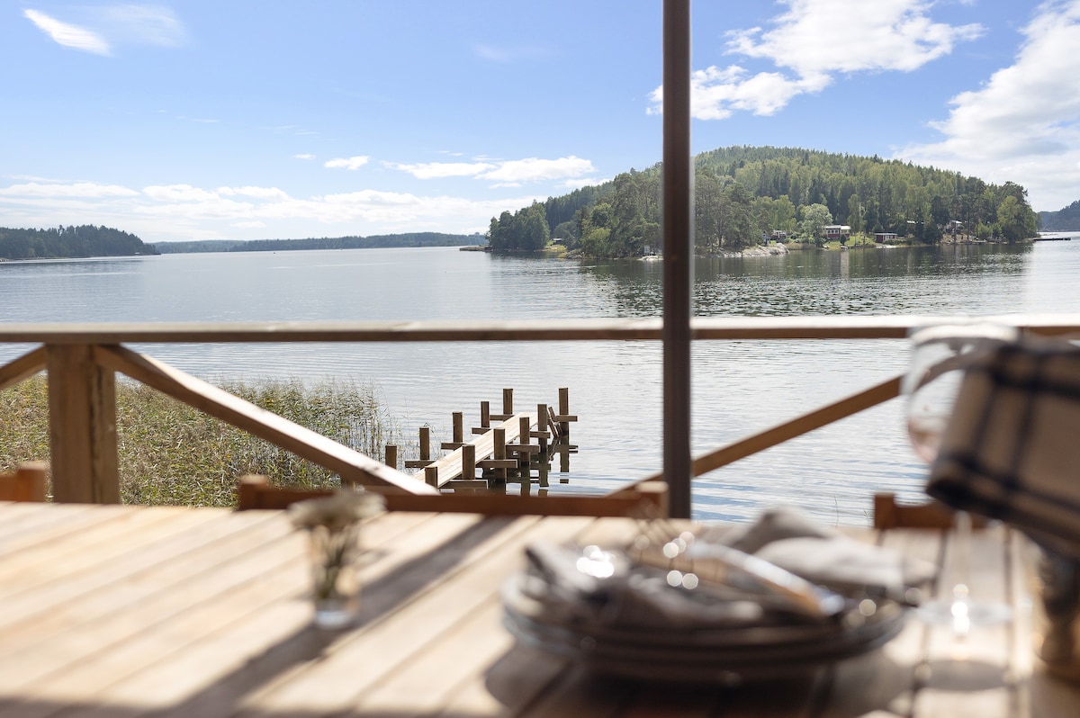 Hus vid stranden 45 minuter från Stockholm