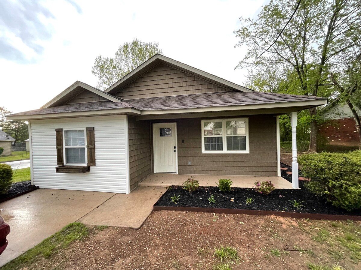 3 bedroom 2 bath ! Great for long stays! Near ATU