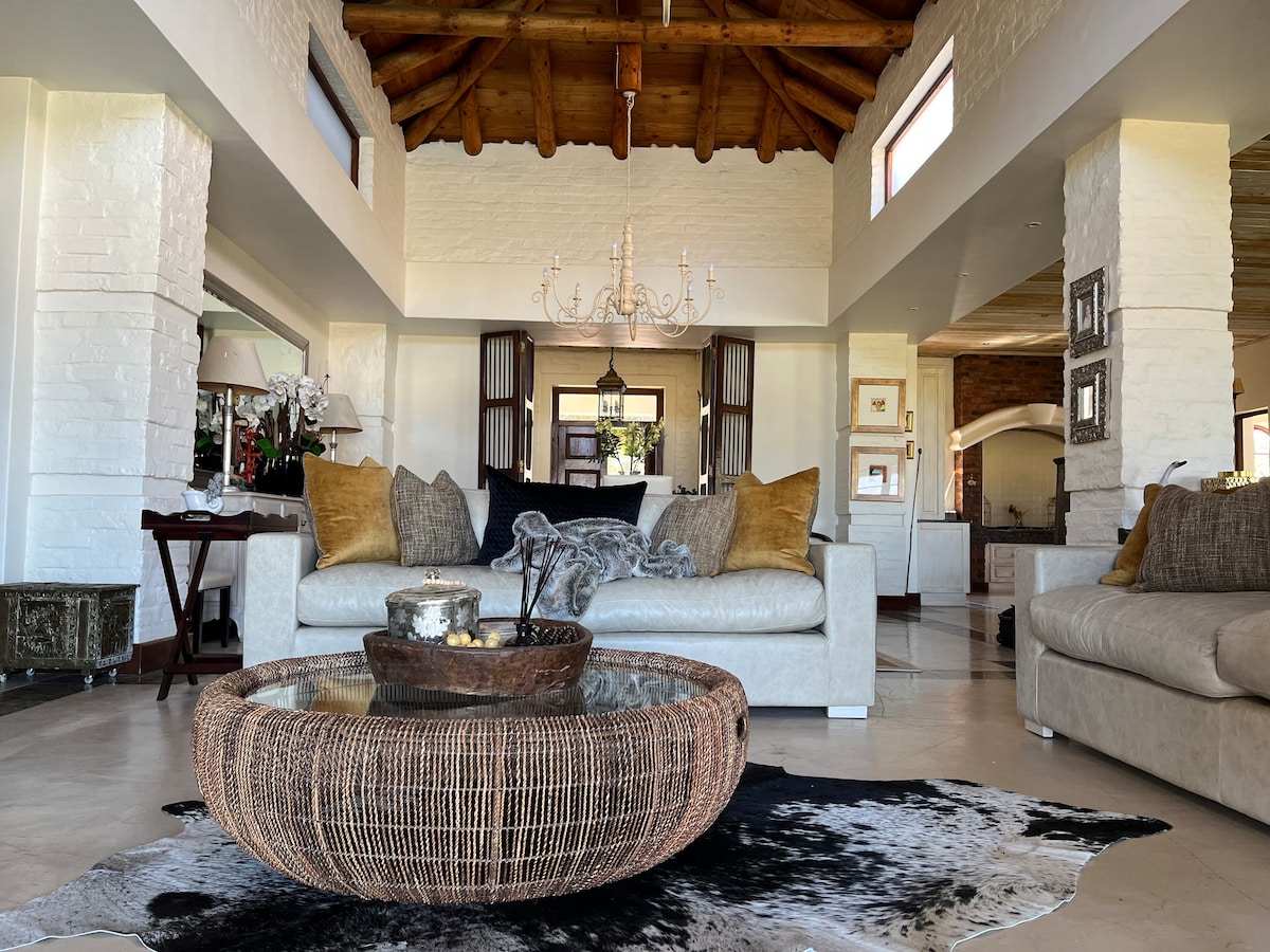 Vineyard Oasis - Uber Luxe Villa - SimondiumPaarl