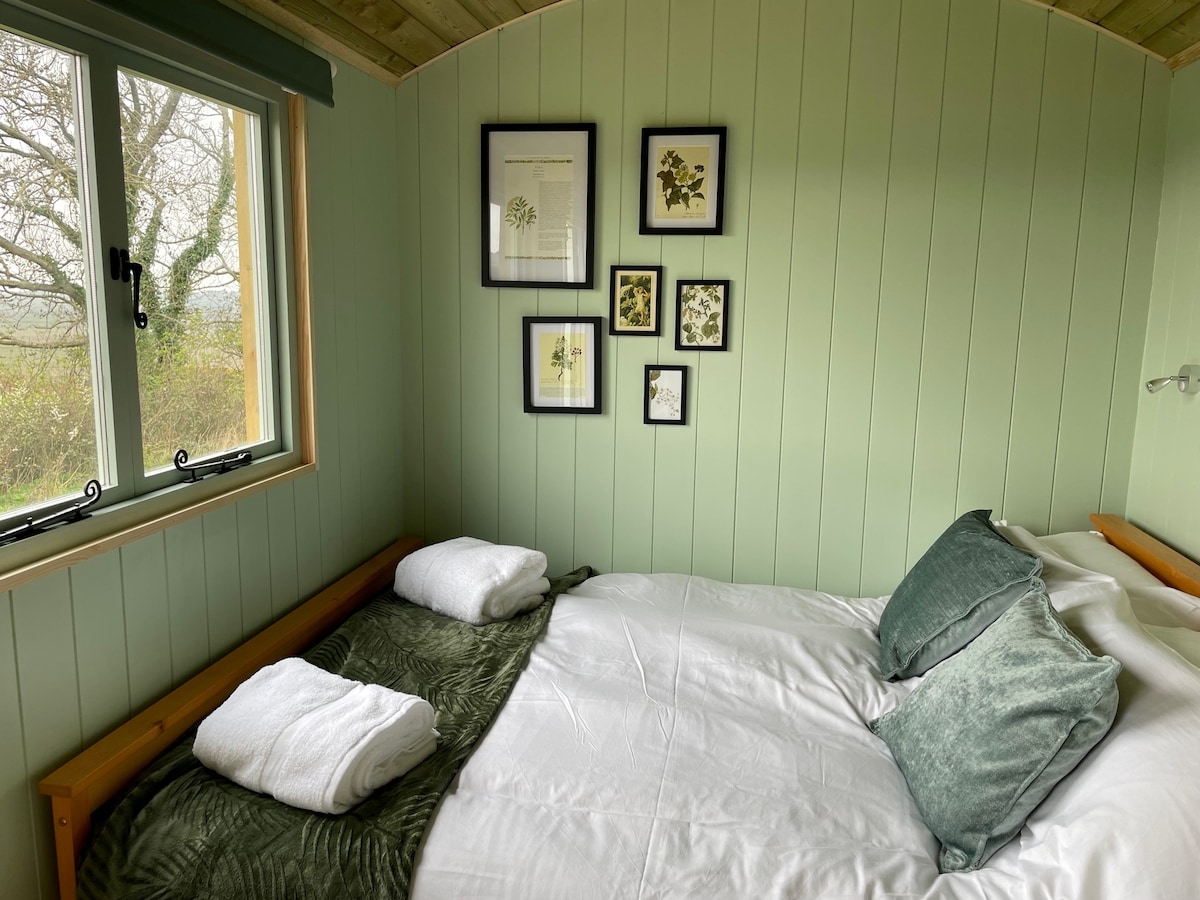 Cosy Shepherd Hut - Elderflower