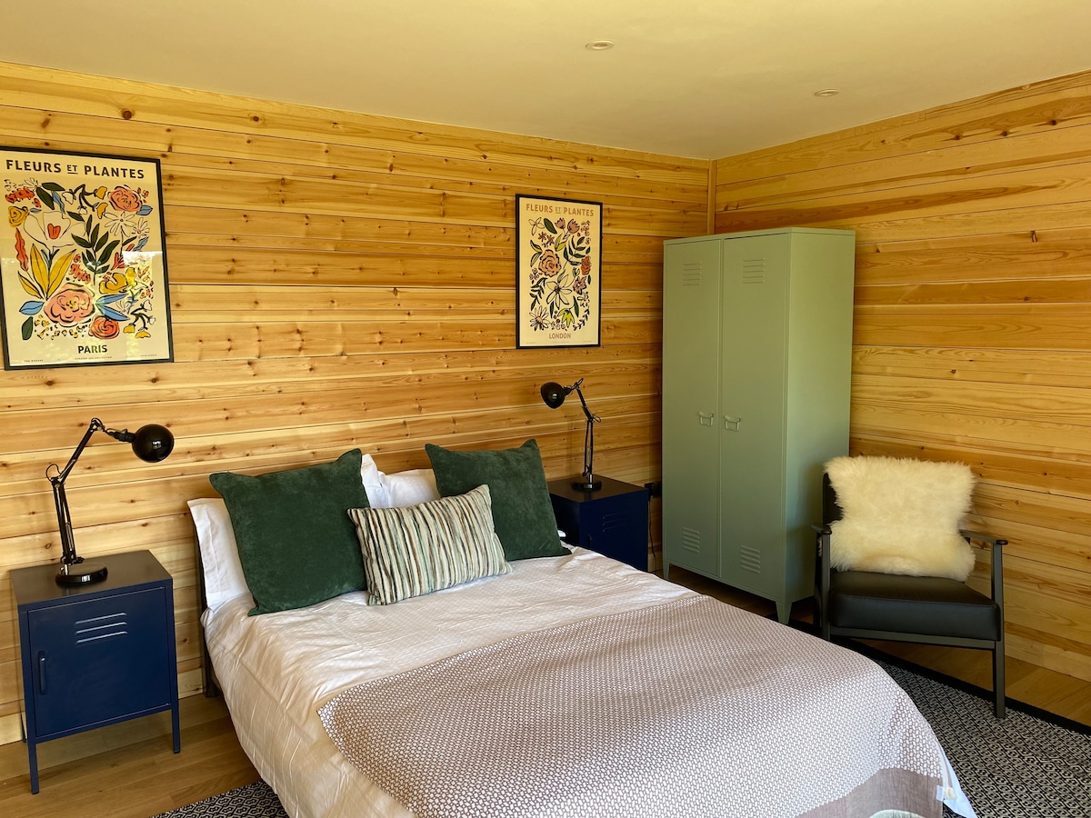 Cwt Llanerch, cosy  cabin in a secluded  setting