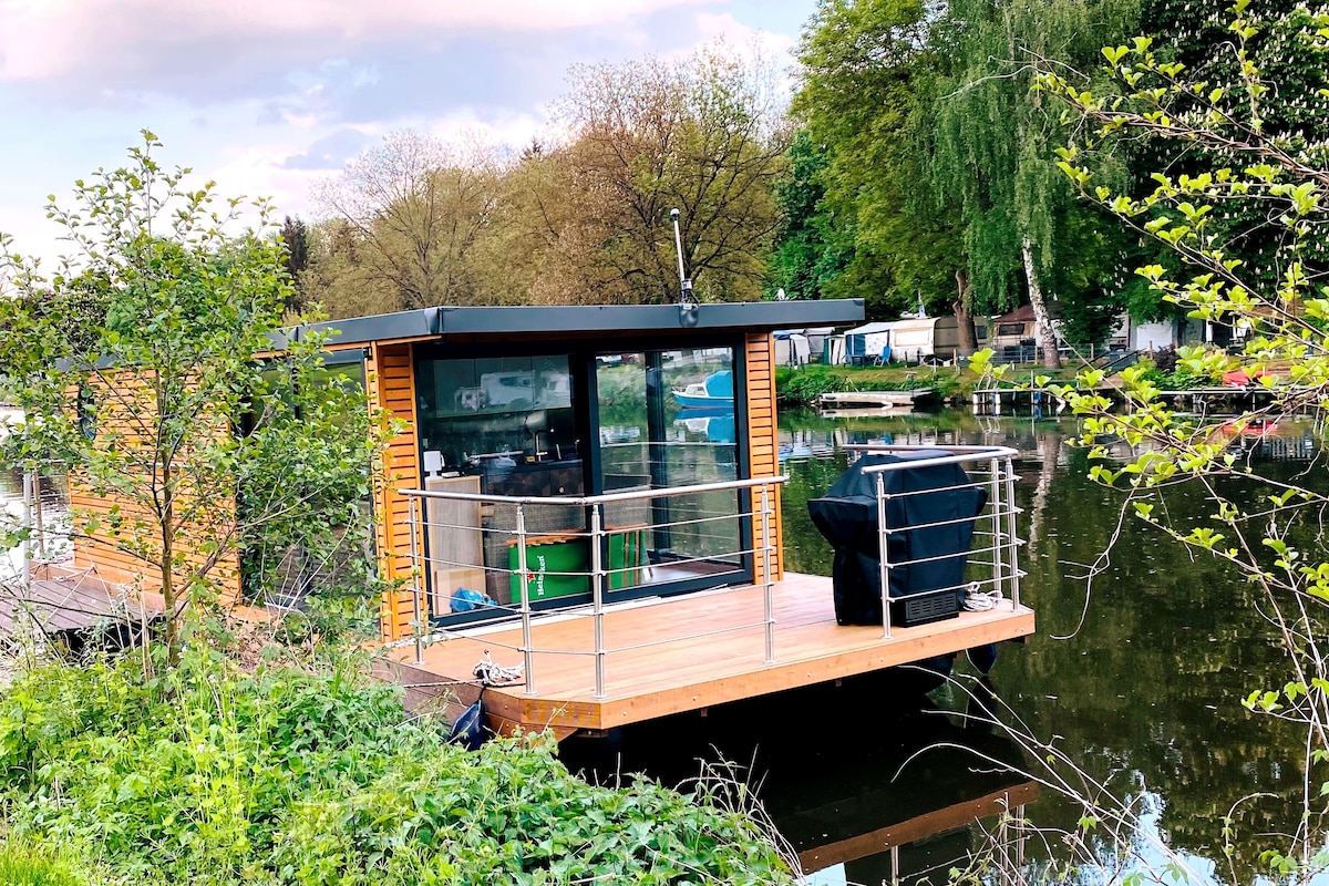 Modernes Hausboot an der Lahn